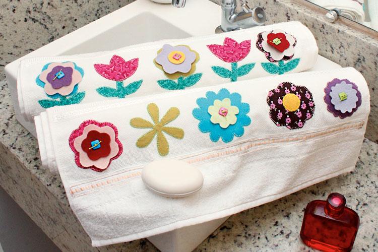 Aprenda a fazer toalhas florais com retalhos de tecidos e feltros! Elas são muito fáceis de fazer, até mesmo para iniciantes em trabalhos manuais.