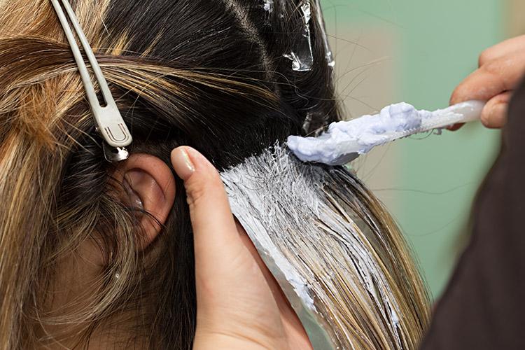 Terapeuta capilar dá dicas simples de receitas caseiras para cabelos. Aprenda como fazer e recupere seus fios sem precisar ir ao salão!