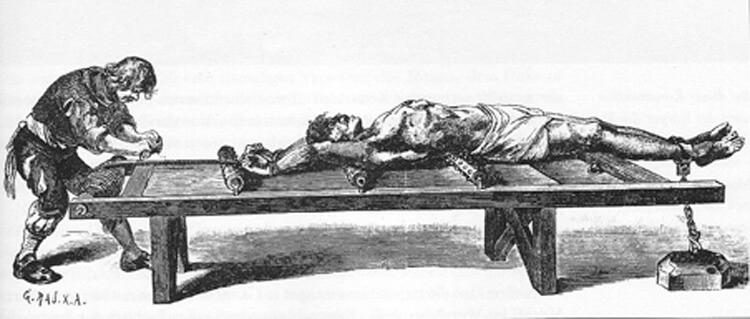 Durante a Inquisição, diversos métodos de tortura foram utilizados com infiéis. Entre eles, estava o potro, cavalo de madeira capaz de cortar a circulação.