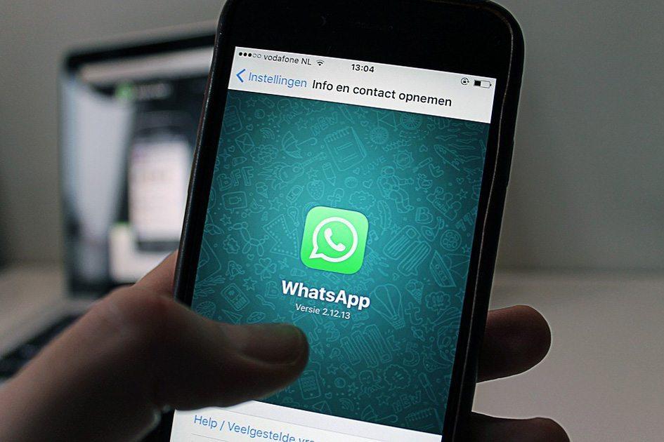Uma nova atualização do WhatsApp vai permitir que você avise seus contatos quando trocar de número de telefone, além de oferecer stickers de horário!
