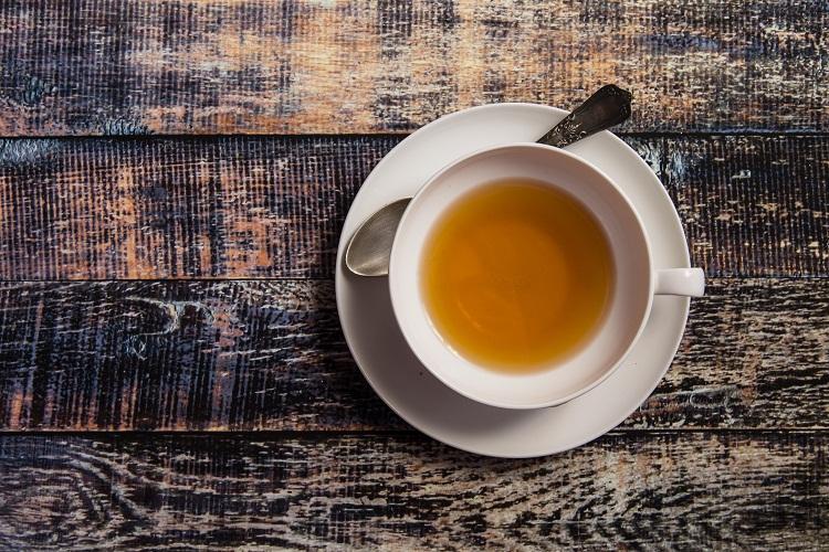 5 receitas de chá para aliviar os sintomas da TPM e da menopausa 