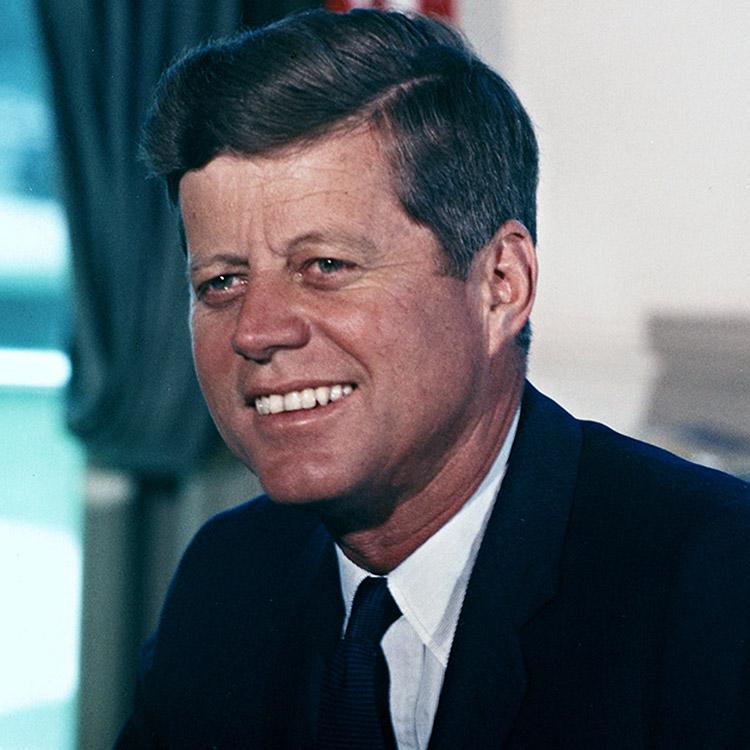 O 35º presidente dos Estados Unidos, John Kennedy, governou de janeiro de 1961 a novembro de 1963, quando foi assassinado em Dallas, no estado do Texas
