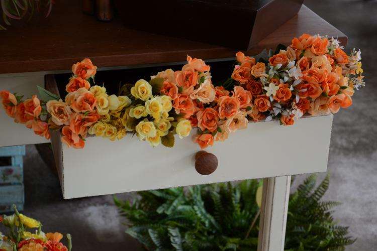 Arranjos de flores são opção para decorar a casa para festas 