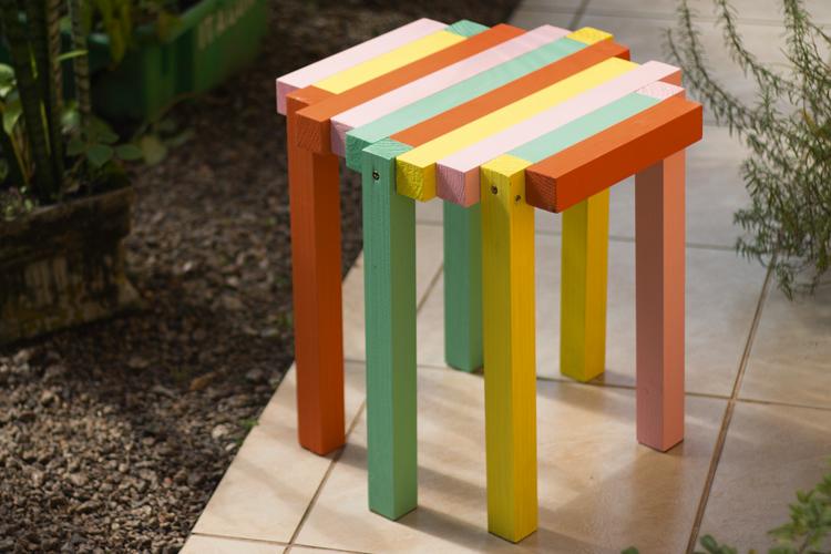 Faça em casa um banco colorido com pedaços de madeira! 