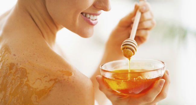 O mel tem propriedades anti-inflamatórias, é uma grande aliada da cicatrização e hidrata várias áreas do seu corpo. Confira benefícios dele na sua beleza!