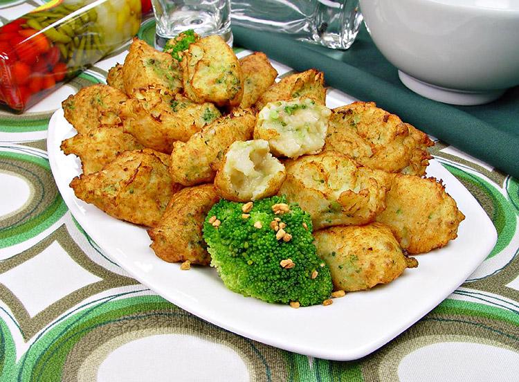 O bolinho de bacalhau crocante com alho e brócolis é um petisco saboroso e com certeza vai agradar todos seus convidados! Veja a receita e experimente!