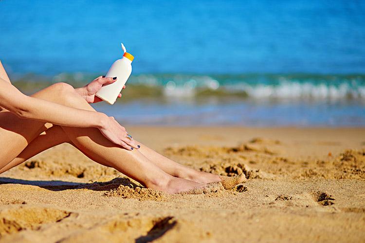 O bronzeamento de pele feito por meio da exposição ao sol pode trazer malefícios para a saúde. Evite os excessos e aposte na alimentação para ajudar!