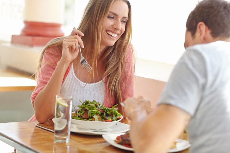 Sem furar a dieta: aprenda a comer saudável nos restaurantes por quilo! 