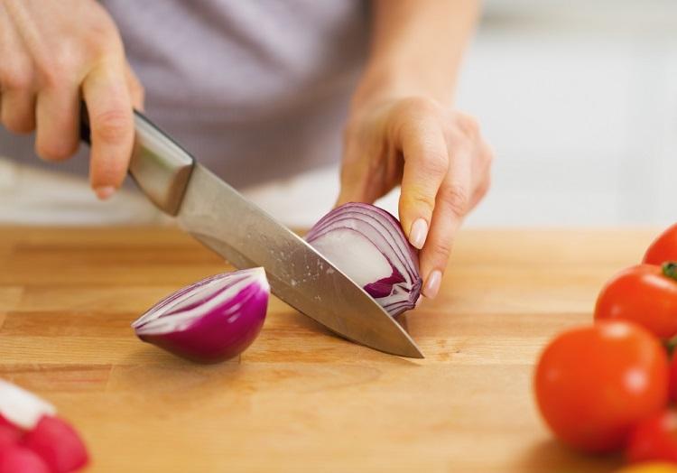 Quer cortar a cebola de um jeito rápido e prático mas não sabe como? Confira 5 formas diferentes de cortar cebola e aprenda rapidinho!