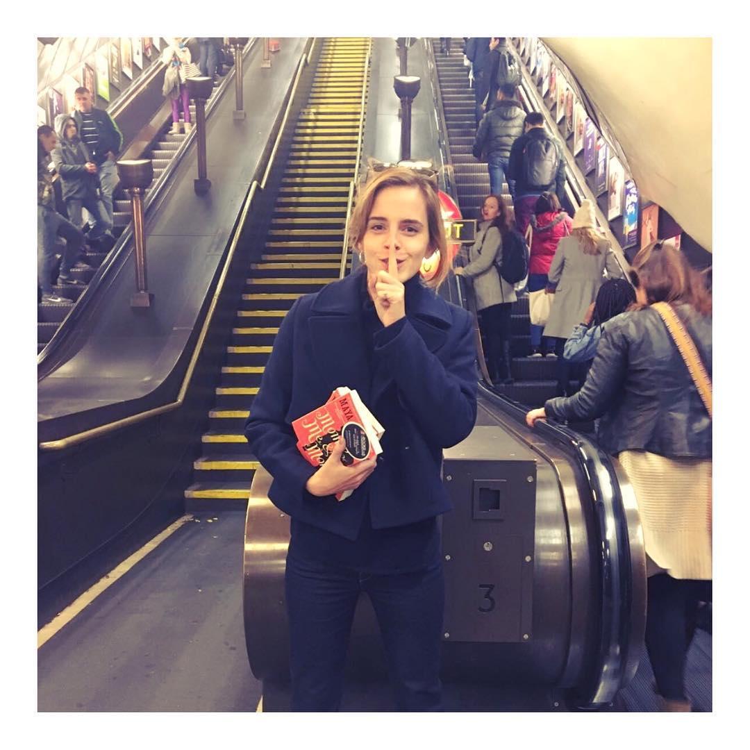 A diva Emma Watson distribuiu livros pelo metrô de Londres em uma iniciativa ao grupo de leitura para mulheres que a atriz gerencia. Confira!