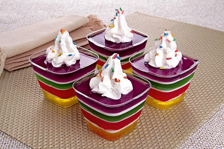 Aprenda deliciosa e fácil receita de gelatina colorida no copinho. É ótima para servir em festa e as crianças adoram. Você pode usar os sabores que quiser.