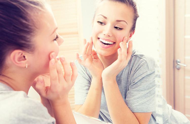 O resultado da maquiagem depende também da preparação de pele. Além de aplicar os produtos, limpar e hidratar são passos fundamentais. Veja como fazer!