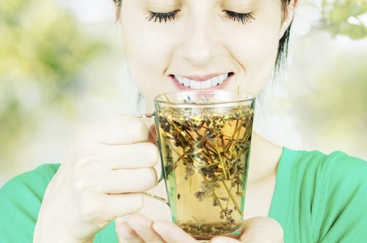 Que tal incluir chá de hibisco e chá verde no seu dia a dia? Ambos oferecem inúmeros benefícios para seu organismo. Saiba a diferença de cada um!