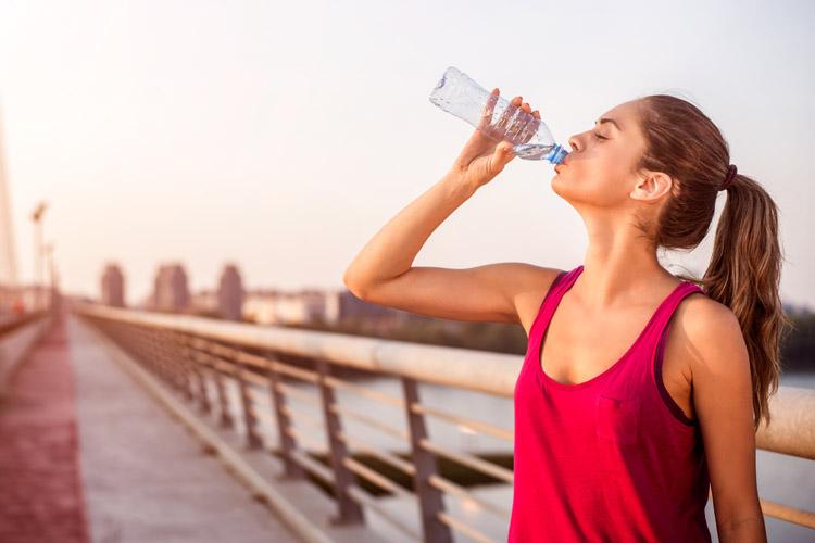 Água é essencial para manter a hidratação antes, durante e após a corrida 