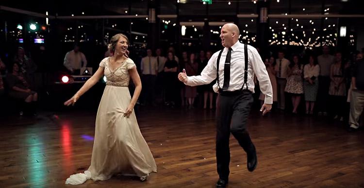 Noiva dança com o pai na festa de casamento e arrasa! 