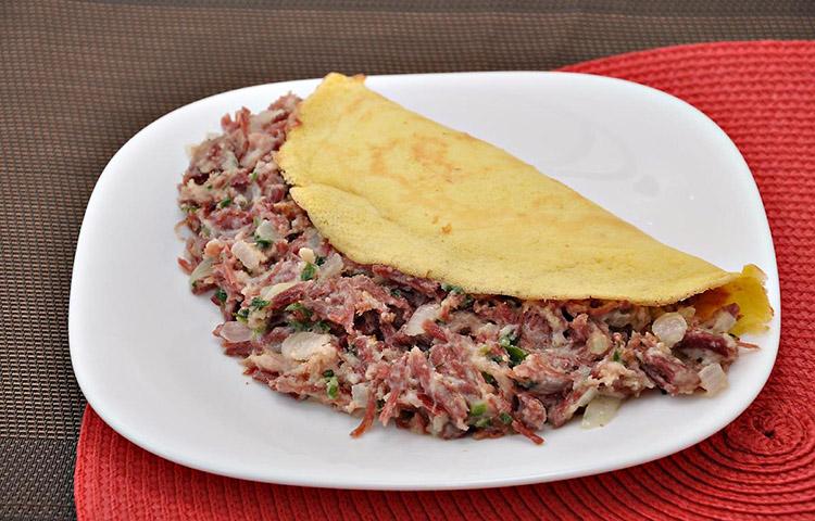 Sua refeição vai ficar muito mais saborosa com uma omelete de mandioquinha com carne-seca, que é fácil de fazer e fica pronta em menos de 1 hora!