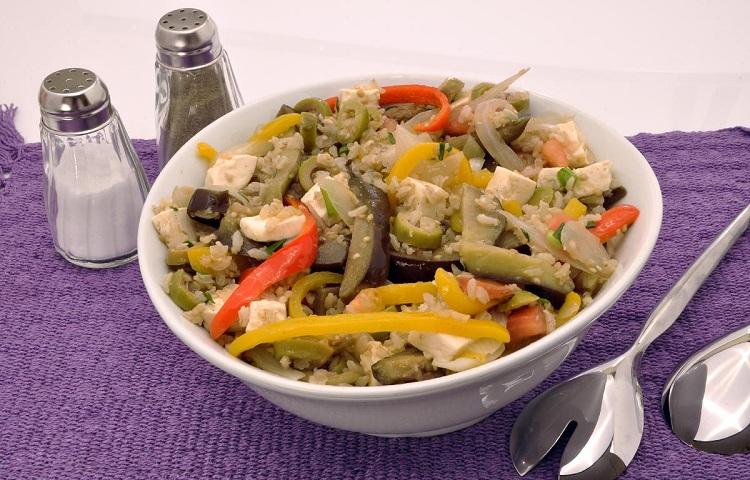 Quem disse que salada não tem sabor? Prepare esta receita de salada de arroz com berinjela e descubra que isso é mito! Veja os ingredientes: