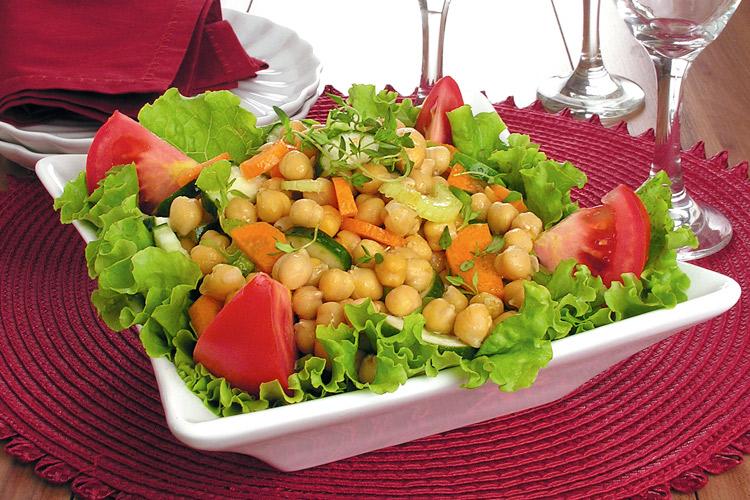 Receita de salada de grão-de-bico com legumes 