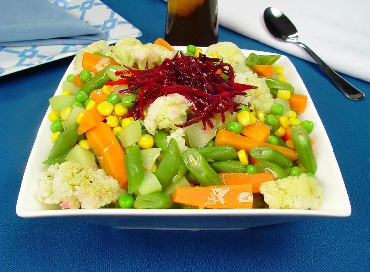 Receita de salada de legumes com molho de vinho 
