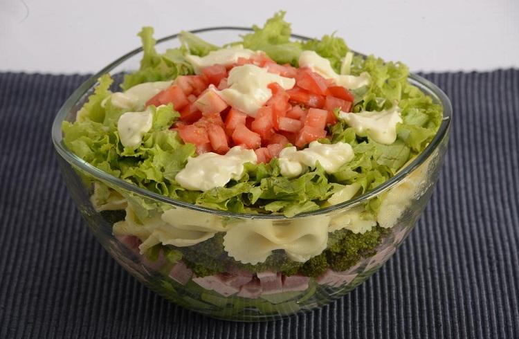Quem disse que comer salada não é gostoso? Prepare esta salada de macarrão em camadas de dar água na boca e veja que isso é passado!
