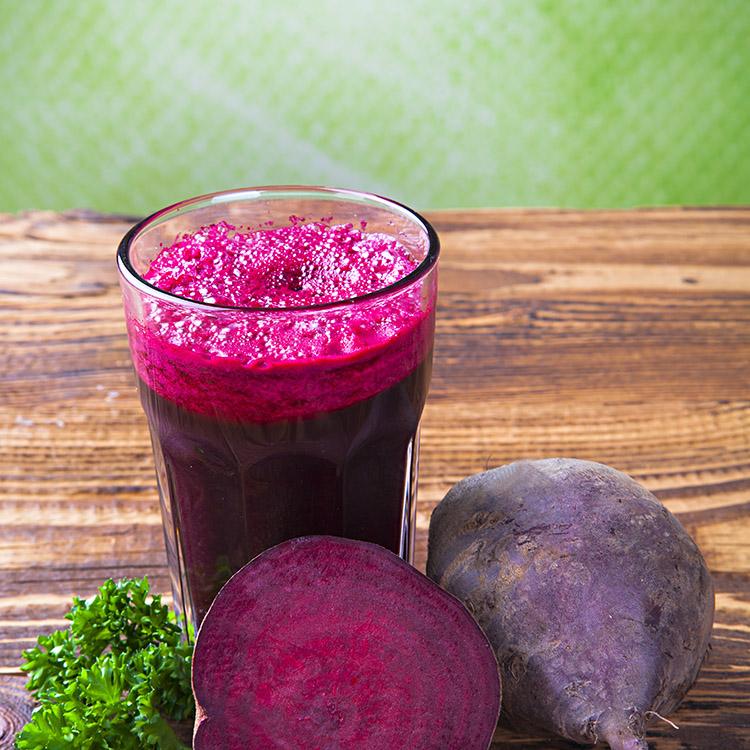 Suco rosa: conheça os benefícios do suco feito com beterraba 