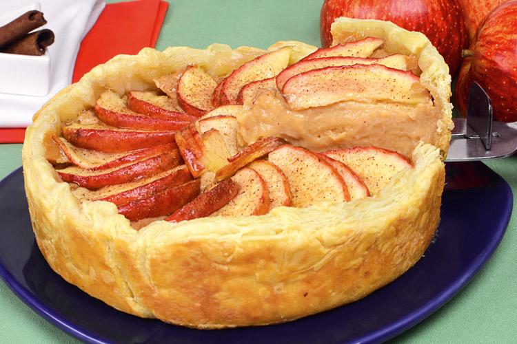 Aprenda esta receita de torta de maçã com doce de leite e canela, que fica uma delícia e é a opção perfeita para a sobremesa do fim de semana!