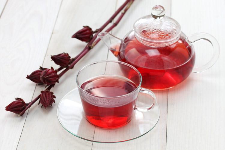 Chá de hibisco: confira mitos e verdades sobre esse ingrediente! 
