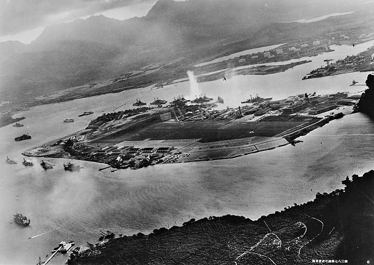No dia 7 de dezembro de 1941, a base militar norte-americana de Pearl Harbor, localizada em Oahu, no Havaí, sofreu um ataque surpresa por parte do Japão