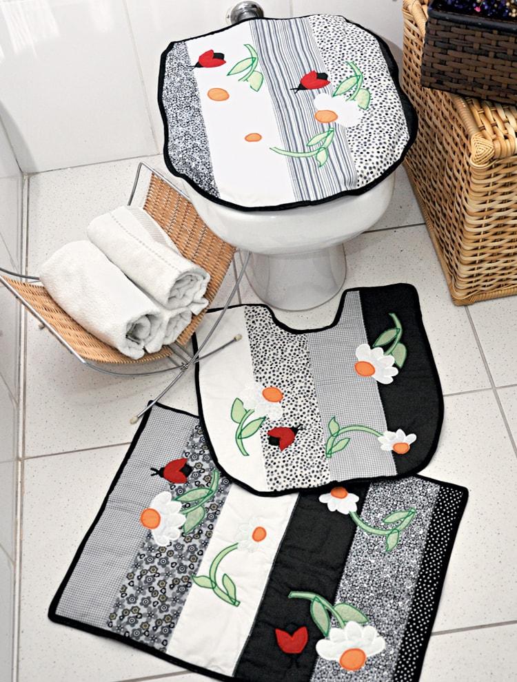 Deixe seu banheiro ainda mais charmoso para receber as visitas com esse lindo conjunto de tapete regular, tapetinho e tampa para vaso!