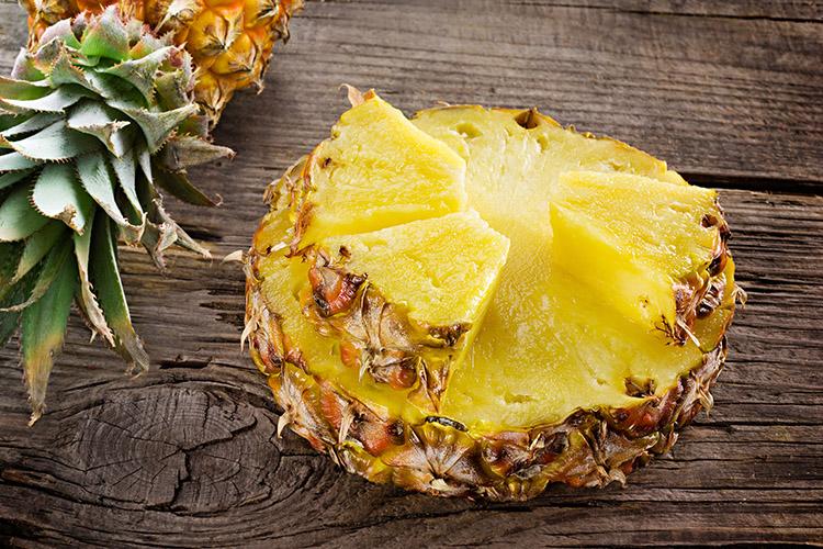 O abacaxi auxilia no funcionamento do intestino, tem ação antioxidante e reforça o sistema imunológico. Confira mais motivos para descascar a fruta!