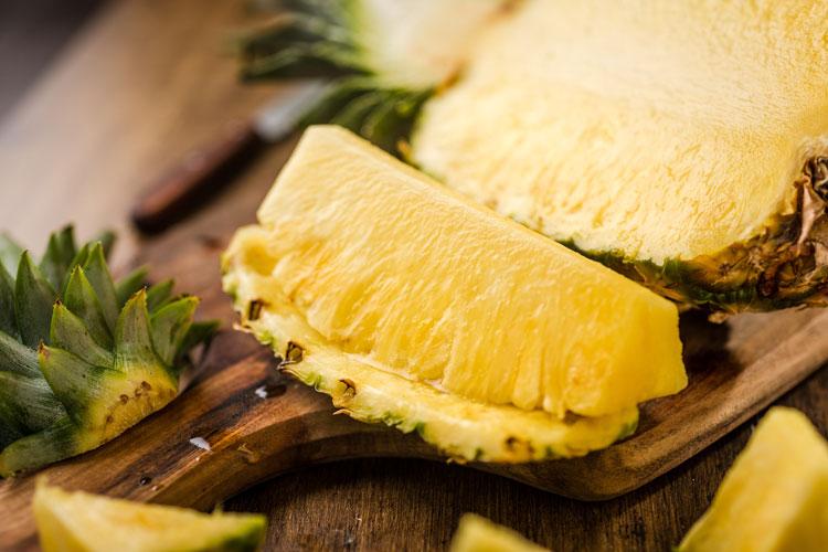 O abacaxi é rico em fibras, vitaminas A e C, além de minerais e uma enzima pra lá de eficiente: a bromelina. Saiba mais sobre os benefícios para o corpo!