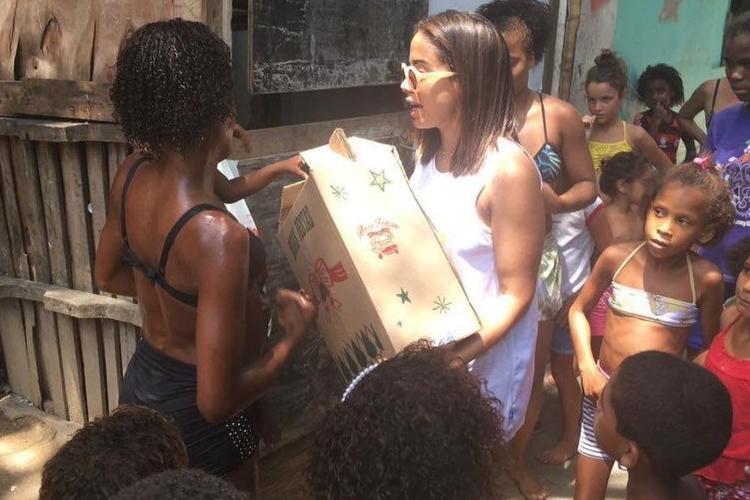 A cantora esteve presente na Cidade de Deus, zona oeste do Rio de Janeiro. Anitta distribuiu cestas de natal e conversou com moradores.