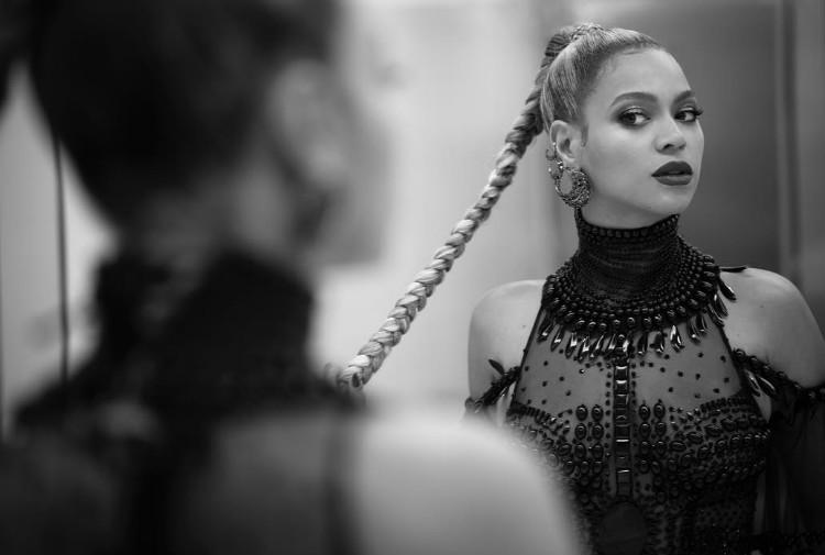 Beyoncé lançou em sua loja online uma coleção de roupas que mistura elementos natalinos e referências ao seu último álbum Lemonade. Confira!