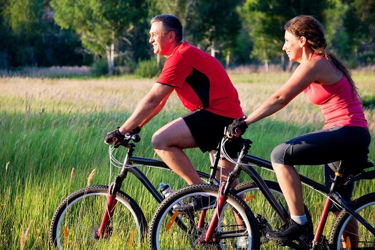 Meio de transporte sustentável e exercício físico: cada vez mais pessoas saem para pedalar! Muita saúde ao andar de bicicleta!