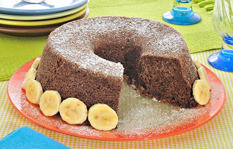 O bolo de banana de liquidificador é superfácil de fazer e fica pronto em menos de meia hora. Que tal fazer hoje e experimentar no café da tarde?