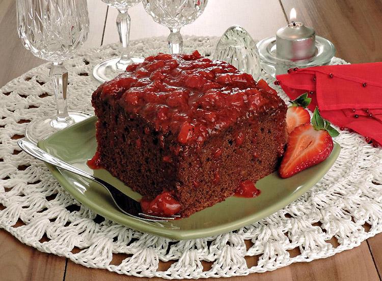 O clássico bolo de chocolate pode ganhar um sabor ainda melhor. Faça o bolo de chocolate com calda quente de morango e surpreenda todos os convidados!