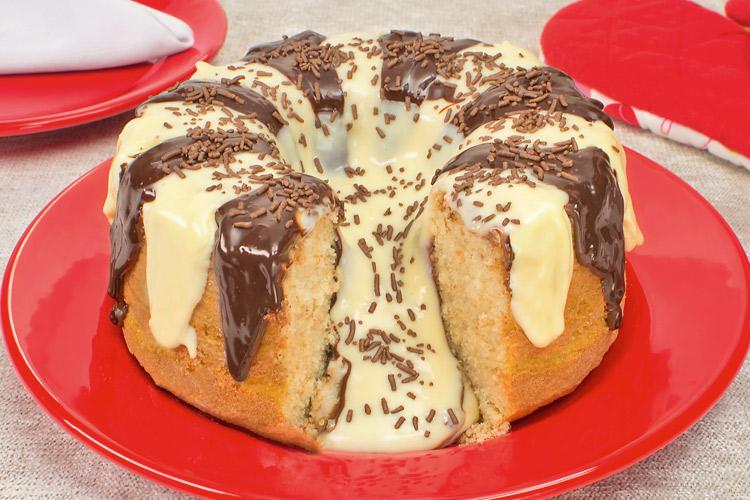 Confira esta receita de bolo vulcão dois chocolates, que é fácil de fazer e é uma opção maravilhosa para o lanche, todos vão amar essa novidade!