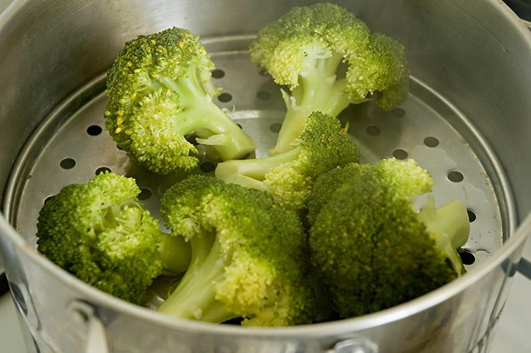 O brócolis ajuda a combater a hipertensão e aumenta a imunidade; conheça outros benefícios do alimento pouco calórico e cheio de vitaminas