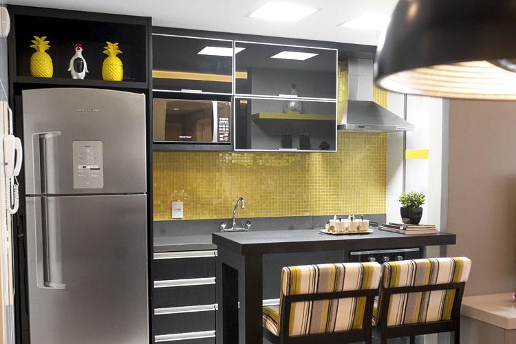 Apesar das medidas reduzidas, não falta nada nessa cozinha. Veja como as arquitetas aproveitaram o espaço para criar um ambiente funcional!