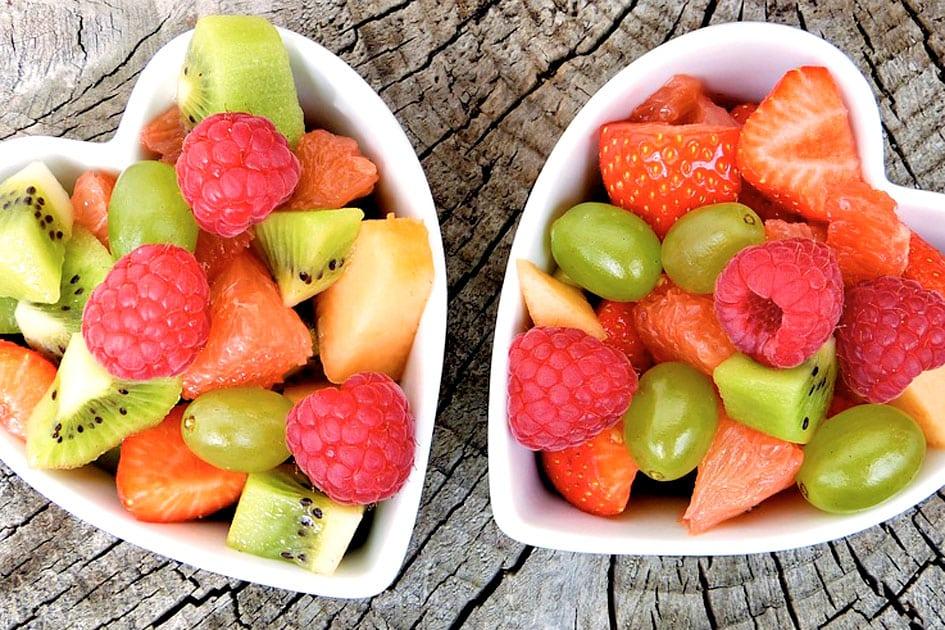 A grande concentração de fibras, vitaminas e sais mineiras que as frutas oferecem, faz com que sejam muito bem-vindas na primeira refeição do dia. Confira as dicas sobre o que comer no café da manhã!
