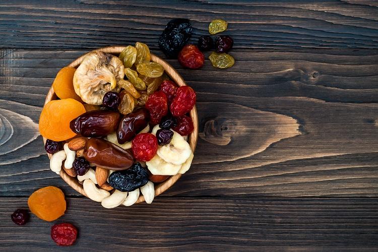 Confira uma seleção de alimentos ideais para um lanche da manhã saudável! Frutas secas, oleaginosas, iogurte e barrinhas de cereais trazem benefícios!
