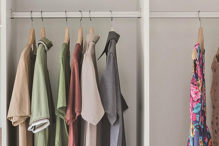 Organize suas peças de roupa da melhor forma para não passar aperto durante a estação mais quente do ano! Veja como organizar seu armário!