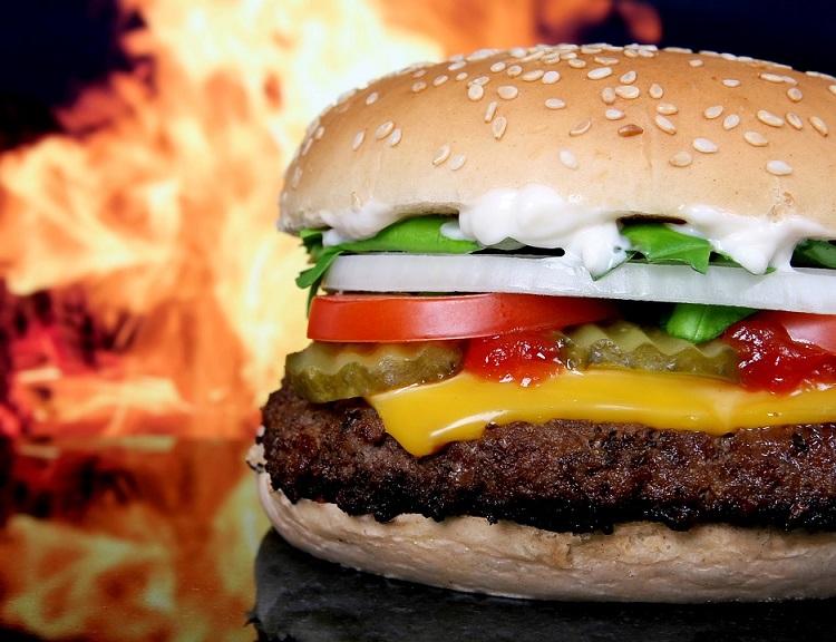 Abusar dos fast-foods pode influenciar na agressividade, diz pesquisa 