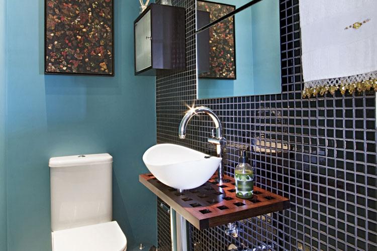 Em geral, os banheiros apresentam cores neutras e monocromáticas. Mas é possível inovar, deixando o lavabo colorido e com estilo, como nestes três projetos