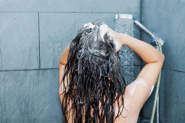 Lavagem: saiba como cuidar corretamente dos cabelos na hora do banho 