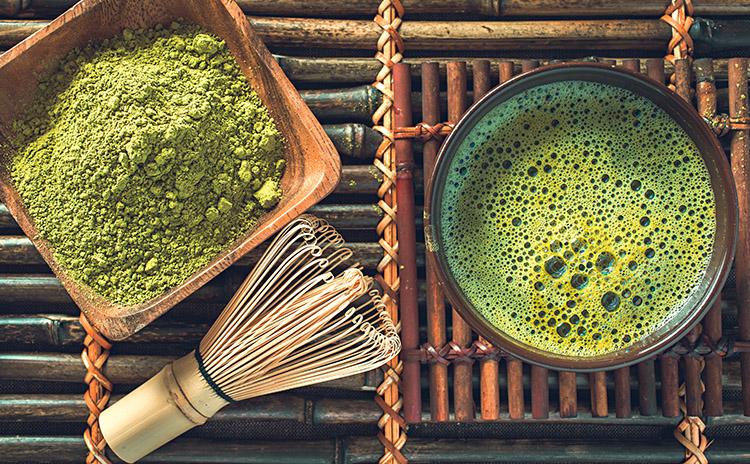 O matchá é produzido com a mesma erva do chá verde, só que de maneira artesanal, por isso apresenta muitos benefícios, além de ser mais prático. Confira!