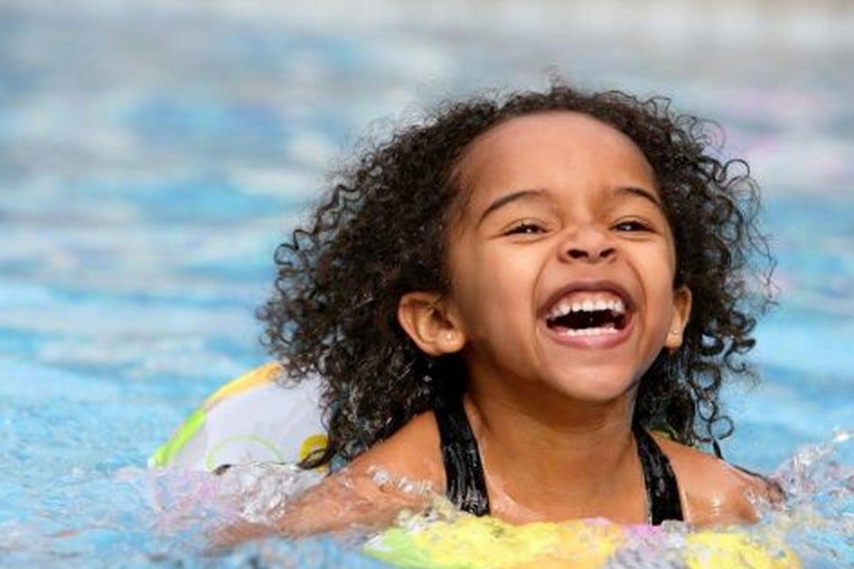 Brincadeiras na piscina: se divirta com seus filhos nessas férias! 