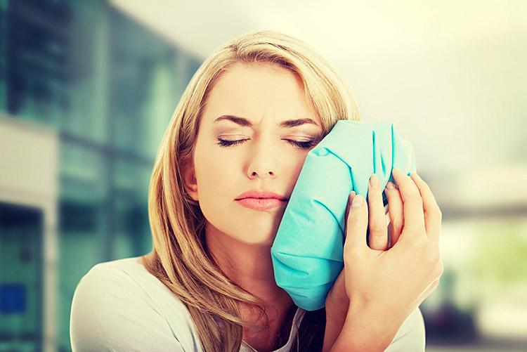 Bruxismo, reação alérgica, lesões no rosto, infecção e até distúrbios nas glândulas salivares podem ser movidos para edemas faciais. Entenda!