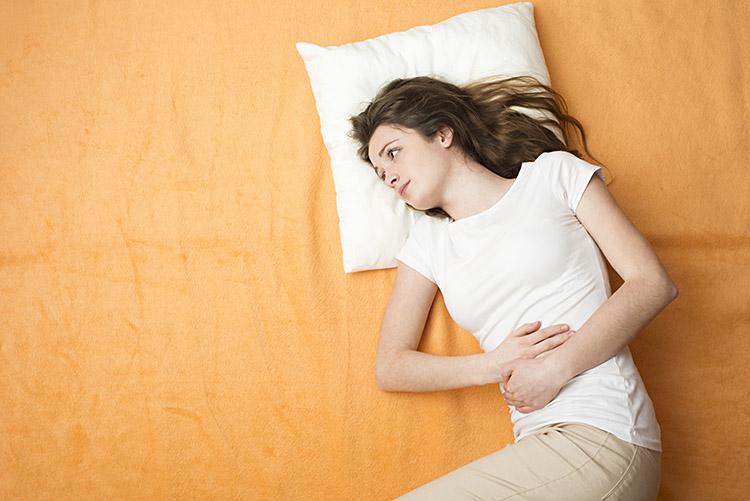 Refrigerantes, glúten, repolho e até mesmo os dias que antecedem a menstruação podem causas inchaço. Saiba como se livrar desse problema!
