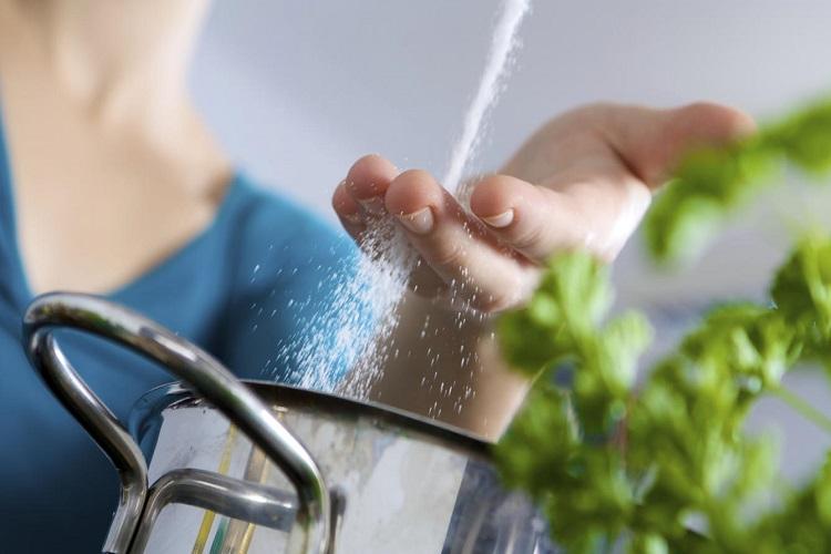 3 maneiras práticas de diminuir o consumo de sal 